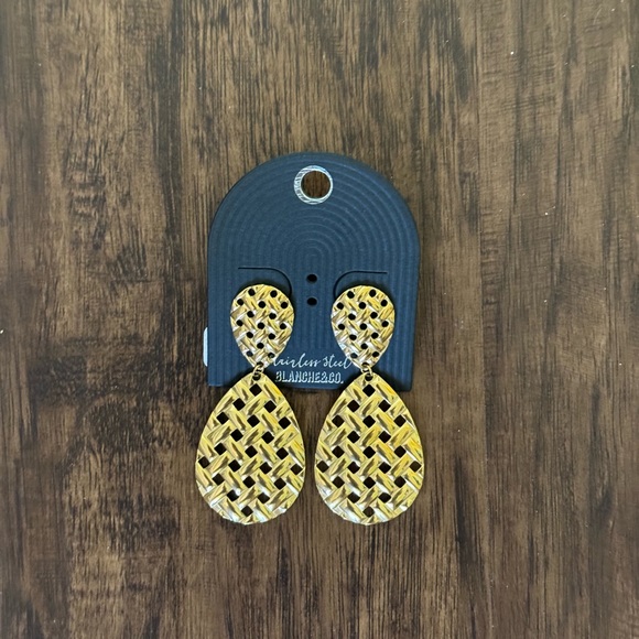 Weave textured teardrop earring - Picture 2 of 5